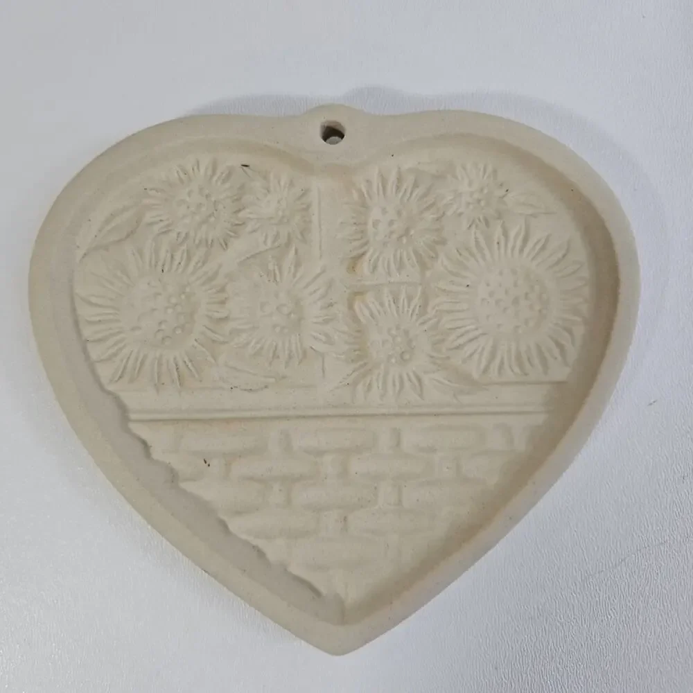 VTG 1994 Pampered Chef 6” Stoneware Sunflower Basket Heart‎ Cookie Mold Made USA